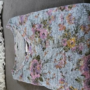 Absolutely Famous women's size L long sleeve patterned top